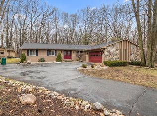 555 Bonnie Cir, Howell, MI 48843