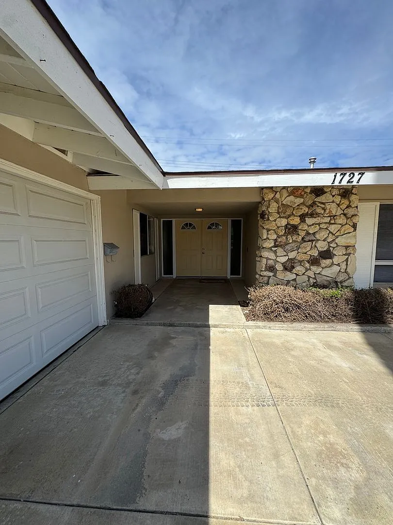 Building Photo - 1727 Loma Dr