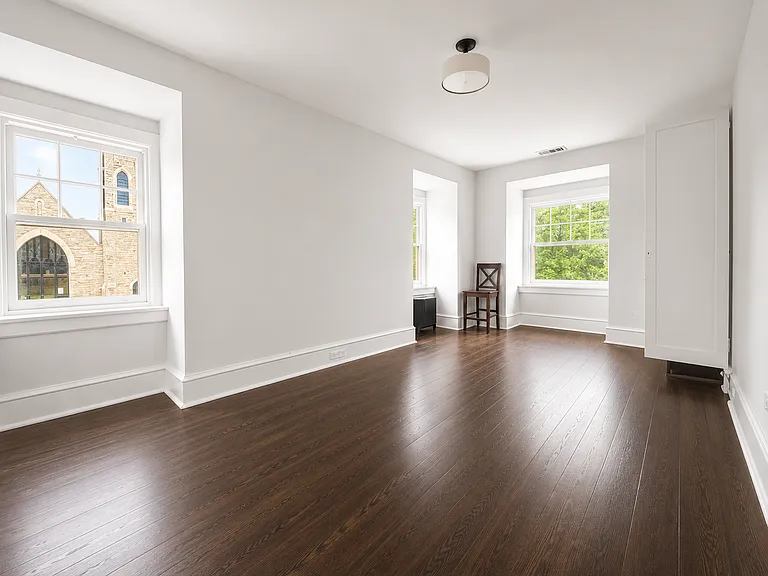 186 W Queen Ln — Photo 13