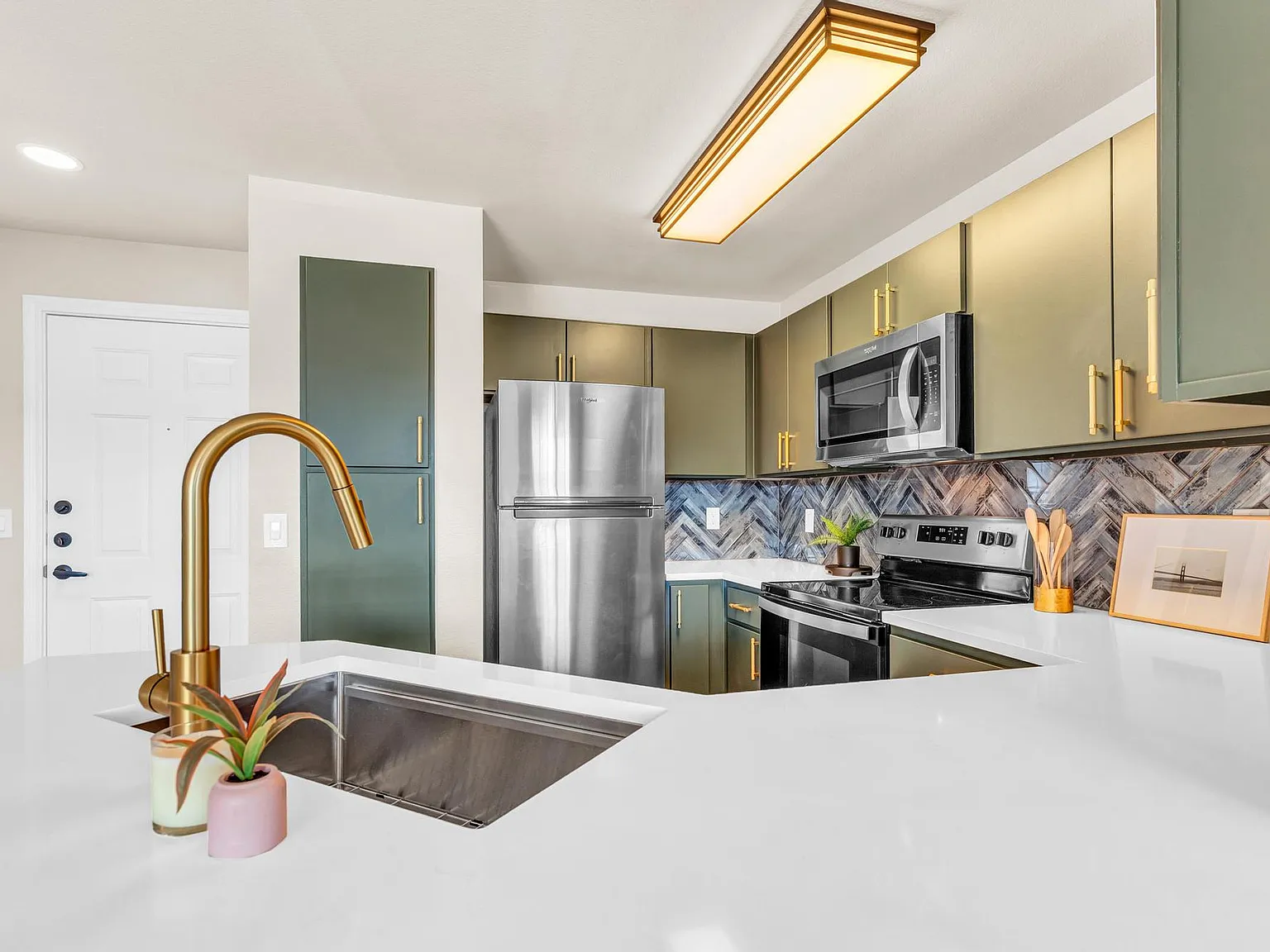 3 bed, 1192 sqft, $2,100 — Photo 3