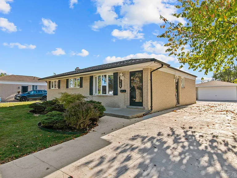 23729 Grove St — Photo 2