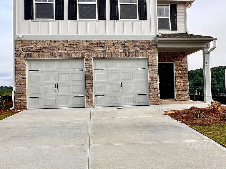 94 Briarwood Dr — Photo 1