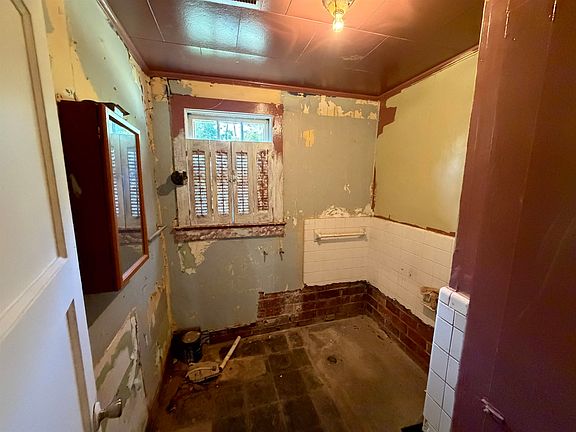 5th image of 224 E Brooks St.