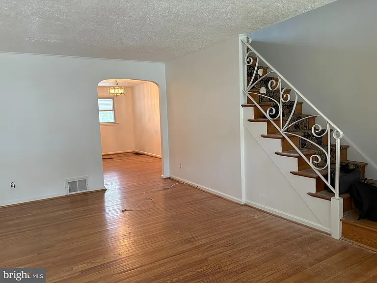 1053 Taylor Dr — Photo 3