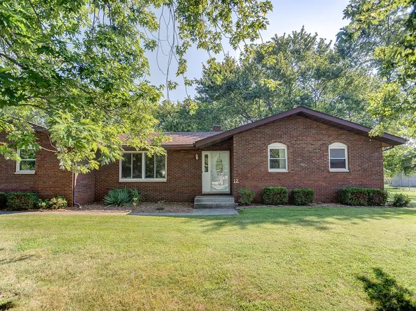 12 Kay Dr, Highland, IL 62249