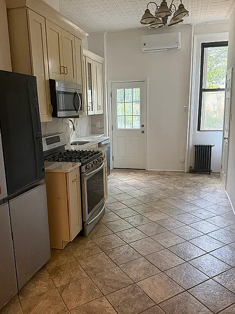 596 Humboldt Street — Photo 2