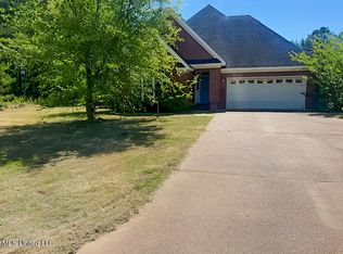 214 Clubview Dr, Carthage, MS 39051