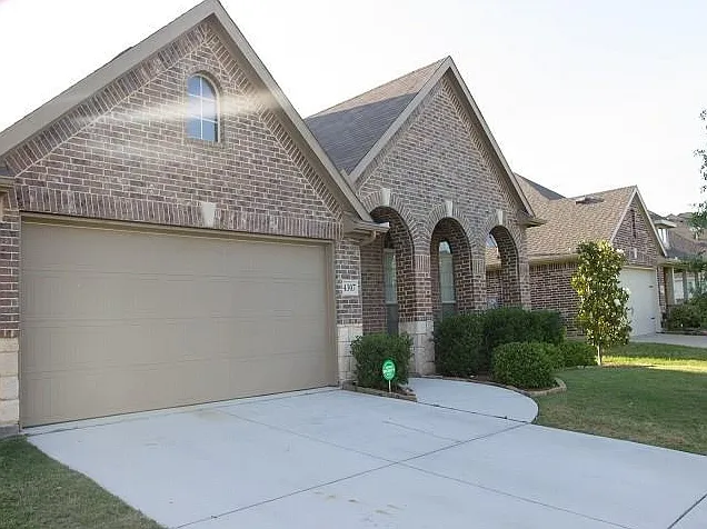 4 bed, 1865 sqft, $2,395 — Photo 2