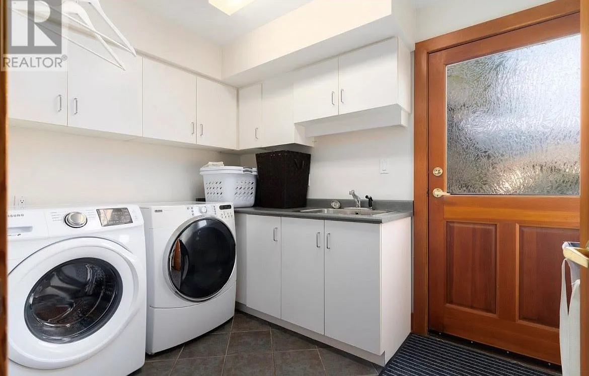 5 bed, 4173 sqft, $8,600 — Photo 4