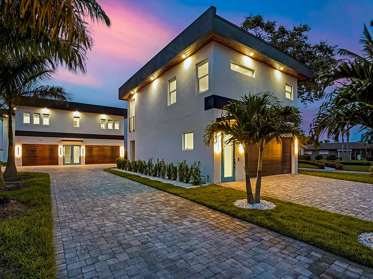 711 Tropical Dr — Photo 3