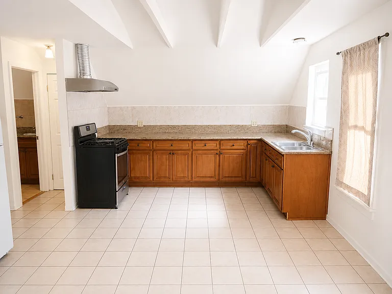 2094 1/2 Cedar Ave #1 — Photo 8