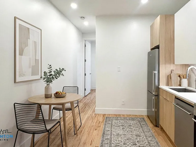 417 E 9th St #10 — Photo 2