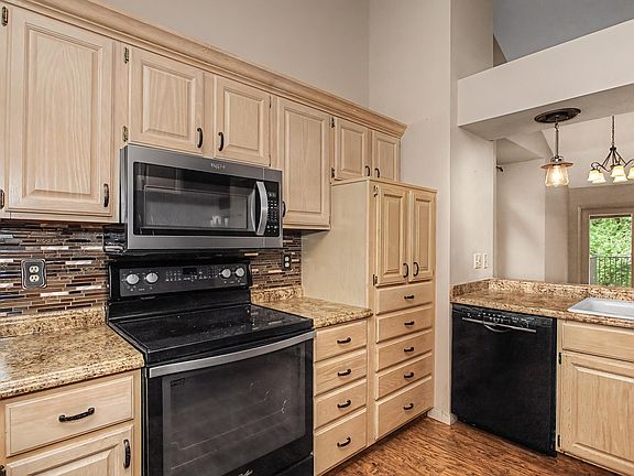 4th image of 604 Southwoods Dr