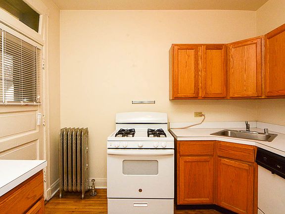 2nd image of 2439 W Sunnyside Ave #1