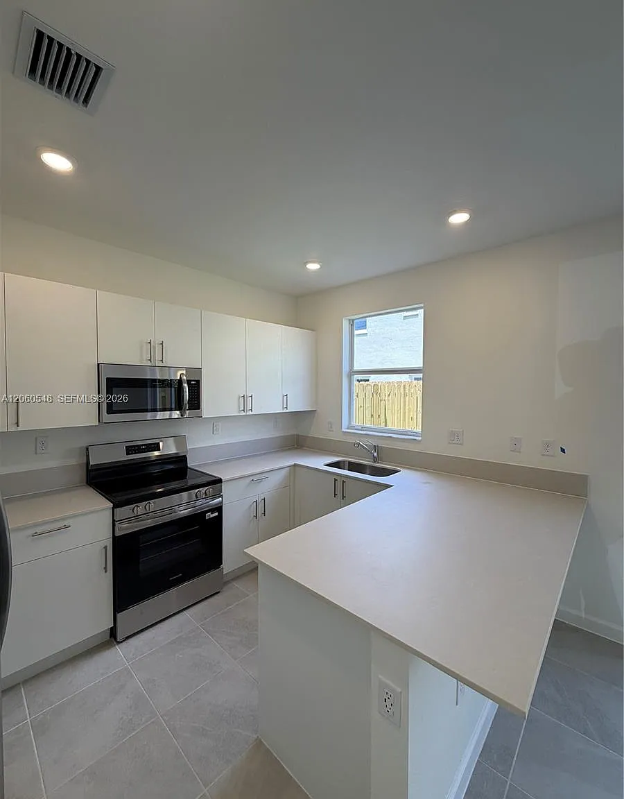 3 bed, 2.5 bath, 1489 sqft, $2,400 — Photo 4
