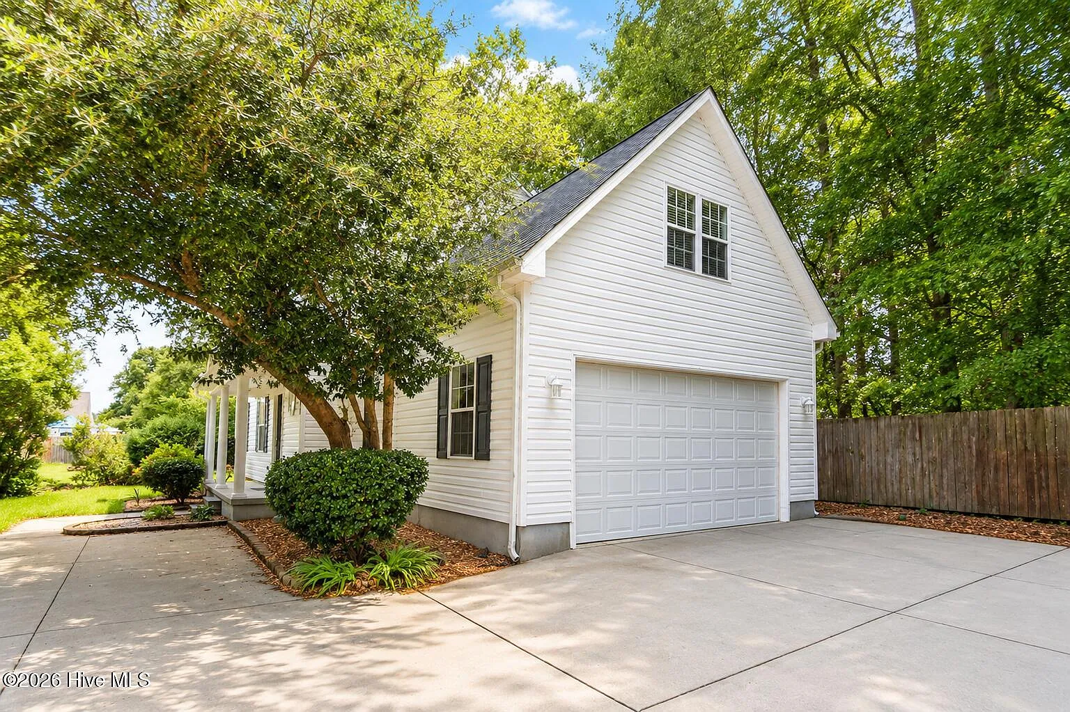 3 bed, 2.5 bath, 1758 sqft, $2,300 — Photo 2