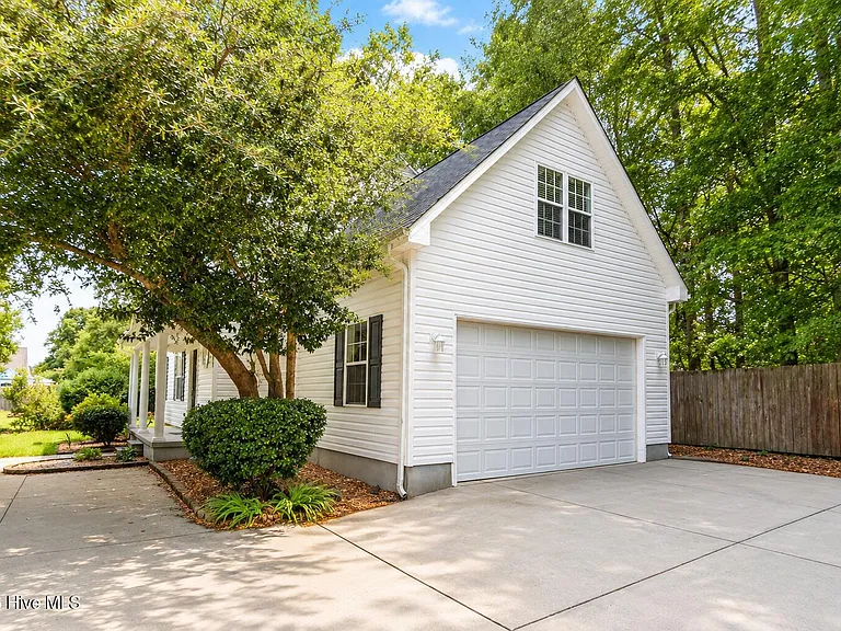 123 S Park Ln — Photo 2
