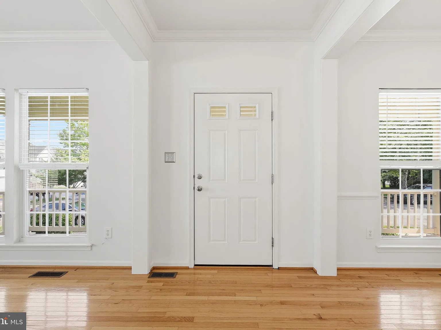 3 bed, 4.0 bath, 2925 sqft, $3,300 — Photo 3