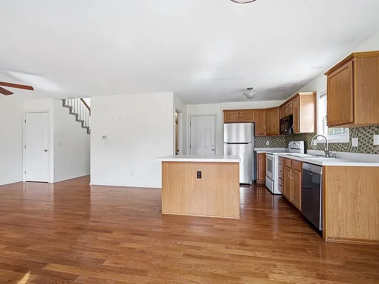 2719 Gill St — Photo 4