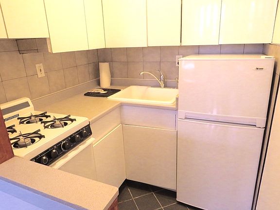 2nd image of 238 13th St #2B