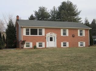 9 Cinnamon Fern Rd, Round Hill, VA 20141