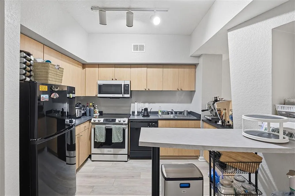1 bed, 1.0 bath, 789 sqft, $1,950 — Photo 4