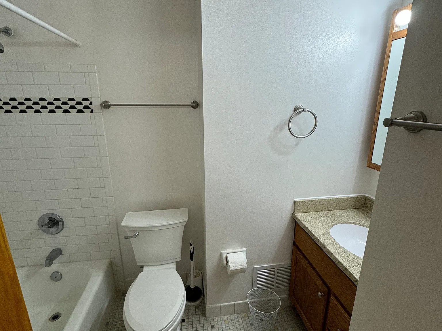 2 bed, 650 sqft, $1,300 — Photo 2
