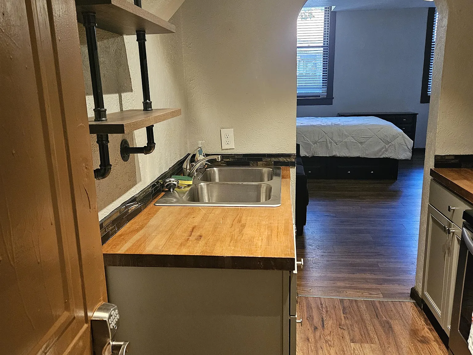 201 W Main (Florence Hotel Apartments) - 2 — Photo 3