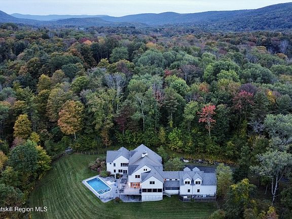 3rd image of 83 Maple Hill Road