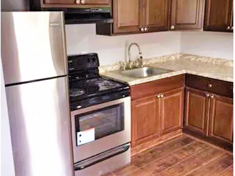 326 N Charlotte St — Photo 5