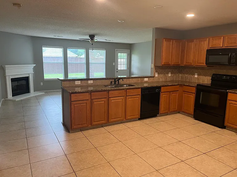 4405 Carriage Lane Cir — Photo 7