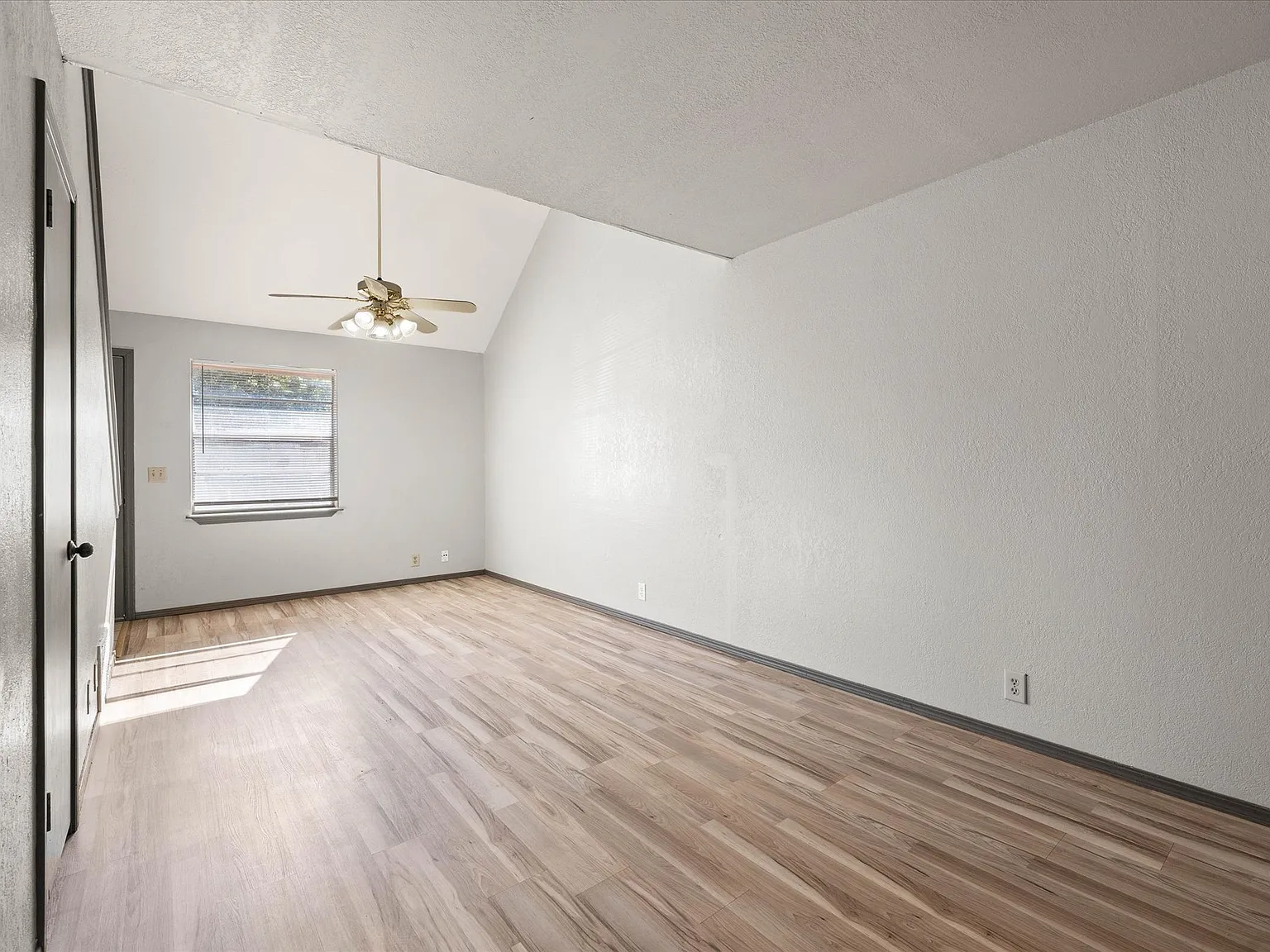 2 bed, 1.5 bath, $1,200 — Photo 4