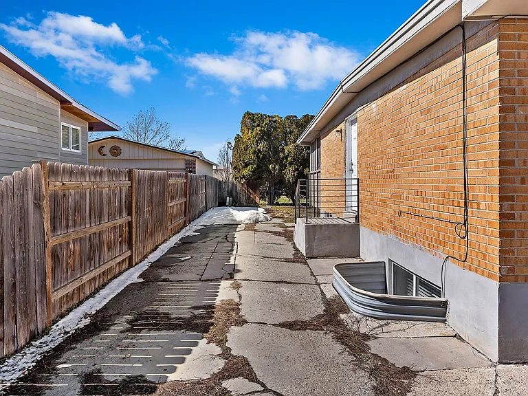 443 N Dorothea Way — Photo 24