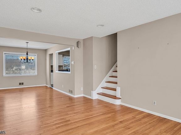 5th image of 24 Carolyn Rd