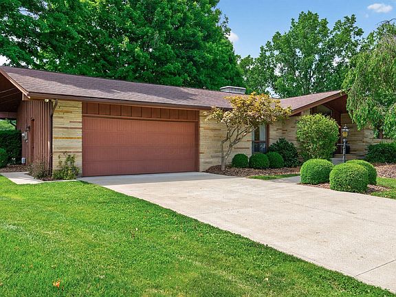 3rd image of 1115 Hilltop Dr