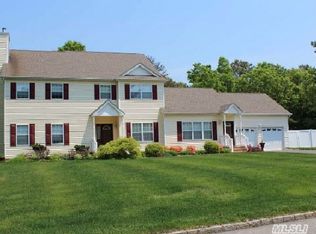 18 Ricky Rd, Manorville, NY 11949