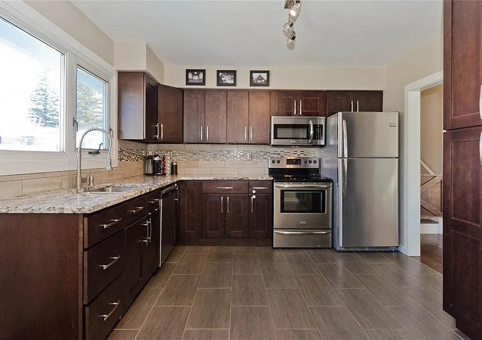 64 Fairview Cres SE