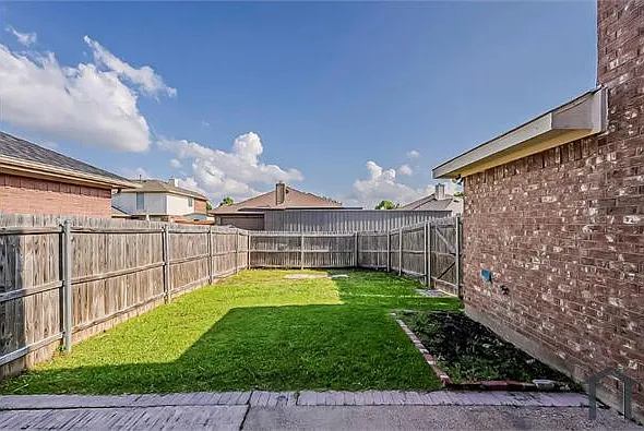 5 bed, 2440 sqft, $4,320 — Photo 3