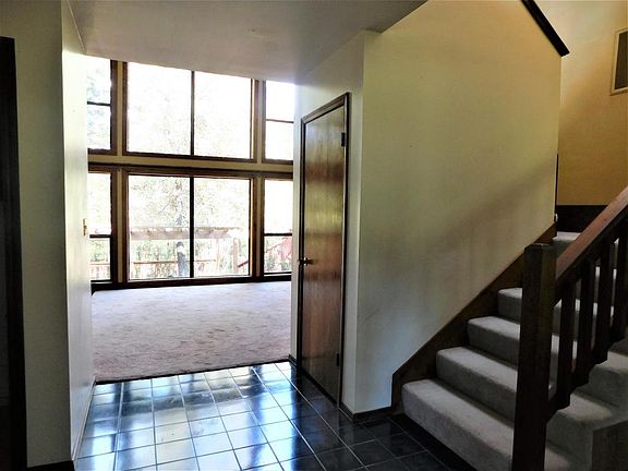 5th image of 325 Maewen Cir