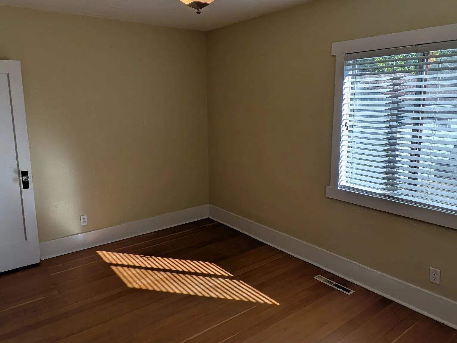4 bed, $900 — Photo 3
