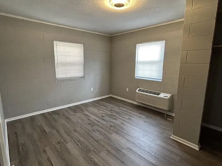 1411 S Broadway St — Photo 3