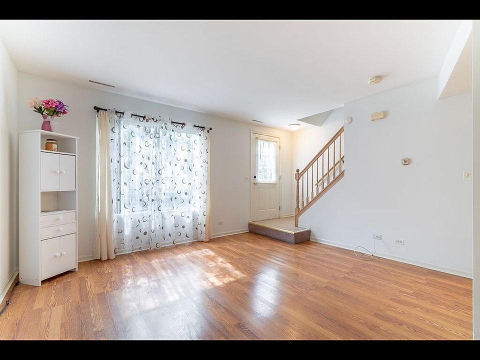 1st image of 606 E Victoria Cir