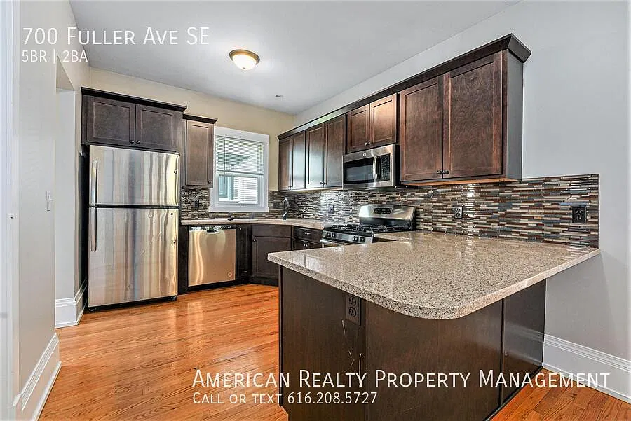 5 bed, 1915 sqft, $3,050 — Photo 3