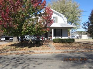 709 W Washington St, Benton, IL 62812