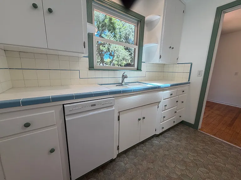 6039 Van Alstine Ave — Photo 13