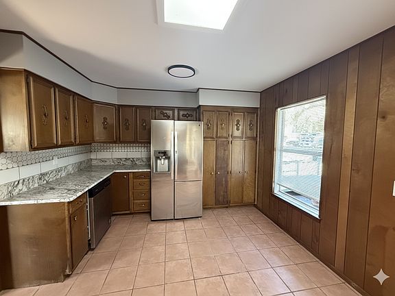 2nd image of 558 Congress Ave #1