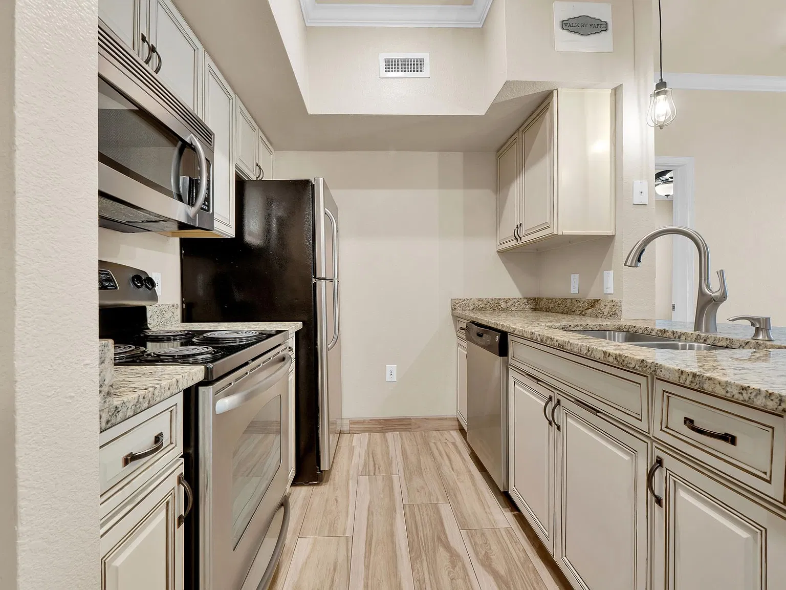 2 bed, 976 sqft, $1,500 — Photo 3