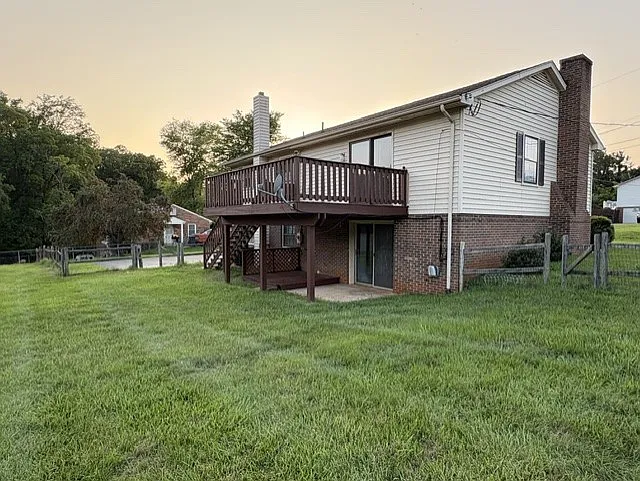 3 bed, 2400 sqft, $1,875 — Photo 4