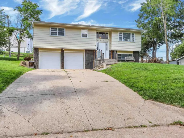 1925 Blue Hills Rd, Manhattan, KS 66502