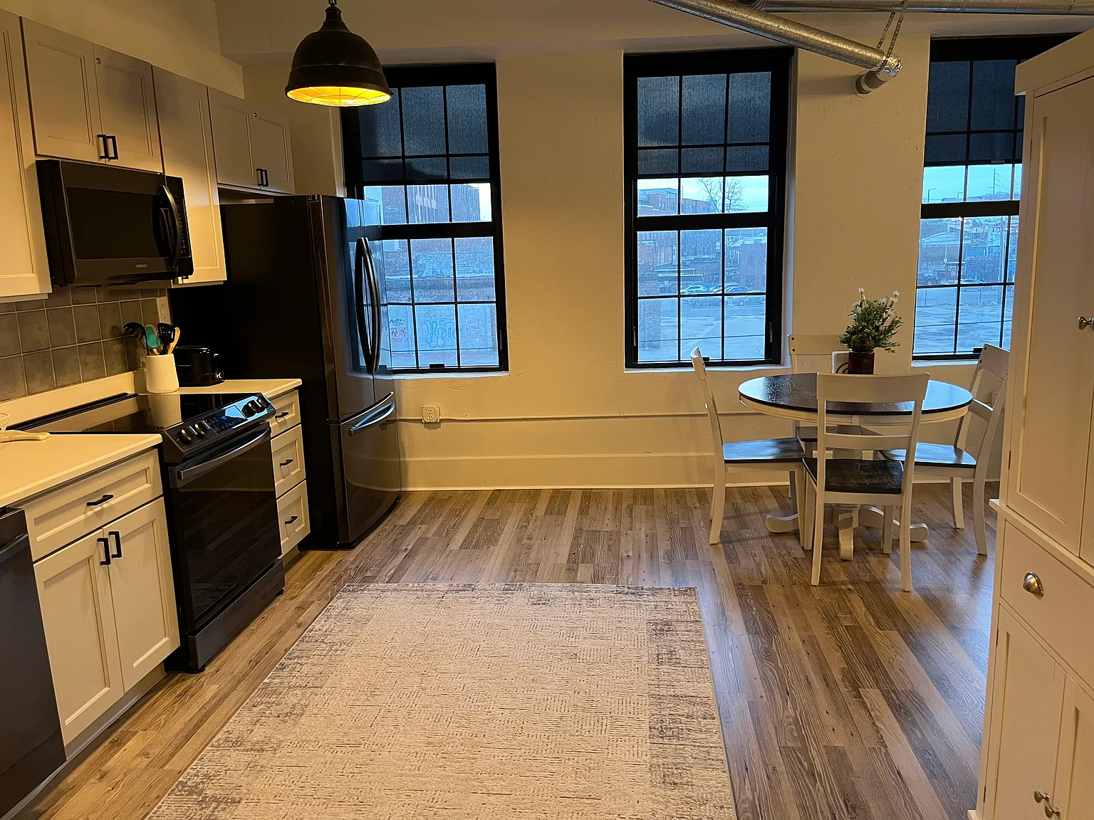 3 bed, 1260 sqft, $3,400 — Photo 3